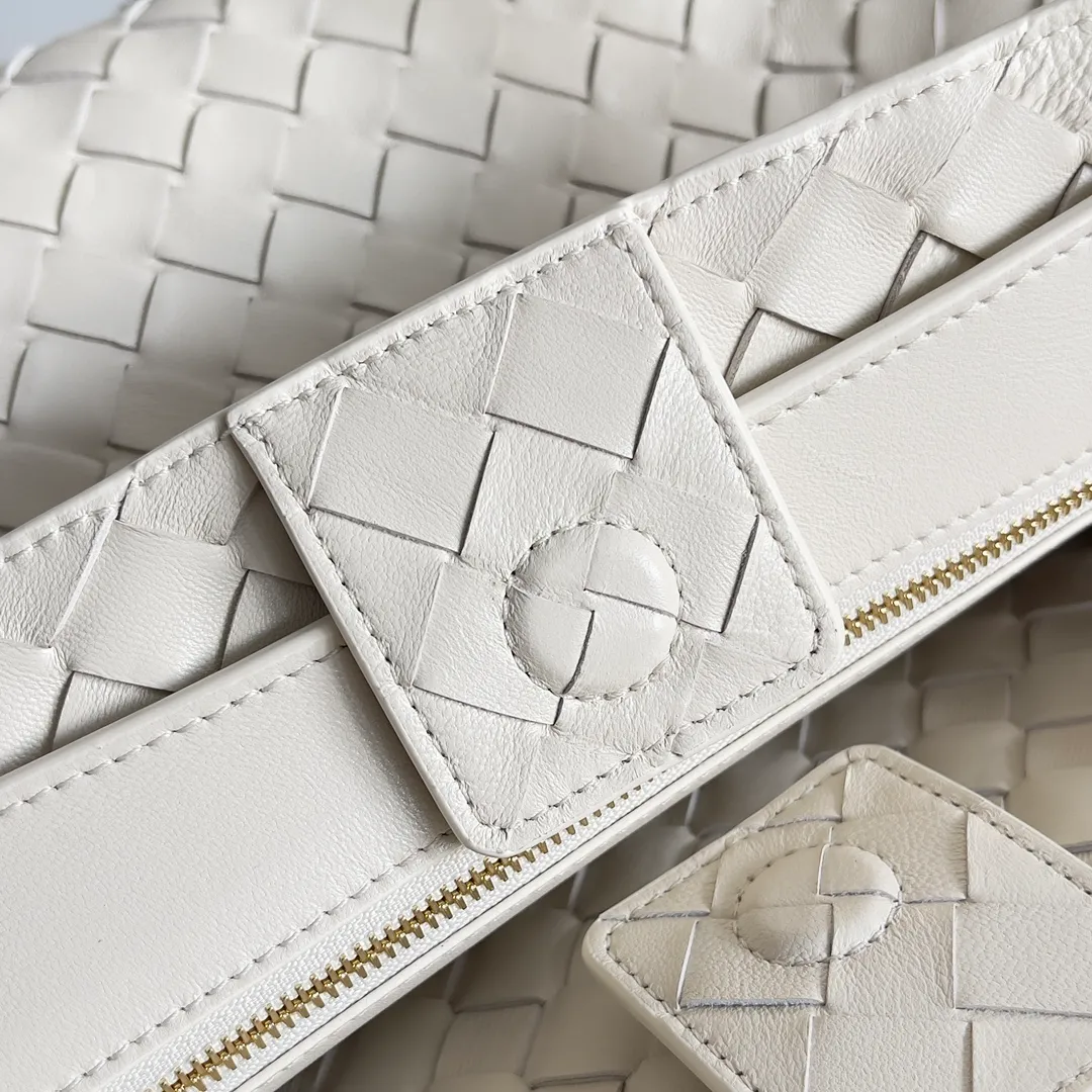 The 2023 new Andiamo batch of 2260 BV has been shipped‼ ️Really popular🔥The new Andiamo woven handbag launched by Bottega Veneta this season is really popular all over the world! ! Celebrities at home and abroad have worn it, and Oscar-winning actress Michelle Yeoh has taken it out on the street. Song Jia, Trai Yara, Yu Feihong, Sanji Ayaka, Rosie Hunting-Whiteley, Yoshioka Riho, etc. have all picked up this bag. It is classic and versatile, showing off its temperament, and the bag capacity is also large, which is very convenient for daily commuting! ! A variety of carrying methods, the shoulder straps can be adjusted by yourself, the original lambskin feels soft and delicate, and the unisex style breaks the gender boundaries and brings a more practical and long-lasting use experience. Andiamo, which has both elegant and casual styles, perfectly interprets the true appearance of "fashionable old money style". Style number: 743572 Size: 32*24*12